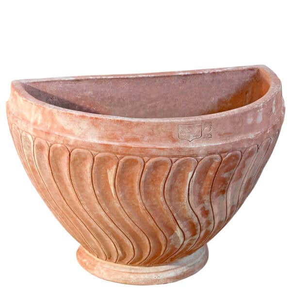 Tasca a tortiglione in terracotta da parete con decorazione a costolature ondulate