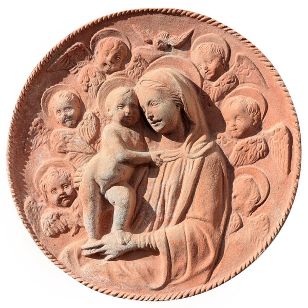 Madonna col Bambino e sei angeli in terracotta di Impruneta, ispirata alla bottega dei Della Robbia, con cornice a cordoncino. Immagine sacra religione cattolica. A parete per camera salotto e muro esterno. simbolo di serenità, fede, e armonia sacra.