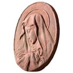 Bassorilievo ovale in terracotta della Madonna del dito appendibile a parete