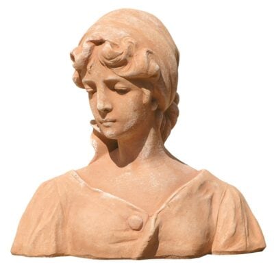 Busto di giovane contadina. Probabilmente una giovane contadina la ragazza col fazzoletto in testa dal modellato spontaneo, di cui non si conosce l'artista. Lo sguardo remissivo non da popolana e il delicato decoltè ne fanno una gradevole scultura. Realizzata a mano dagli artigiani delle terrecotte Poggi Ugo di Impruneta.