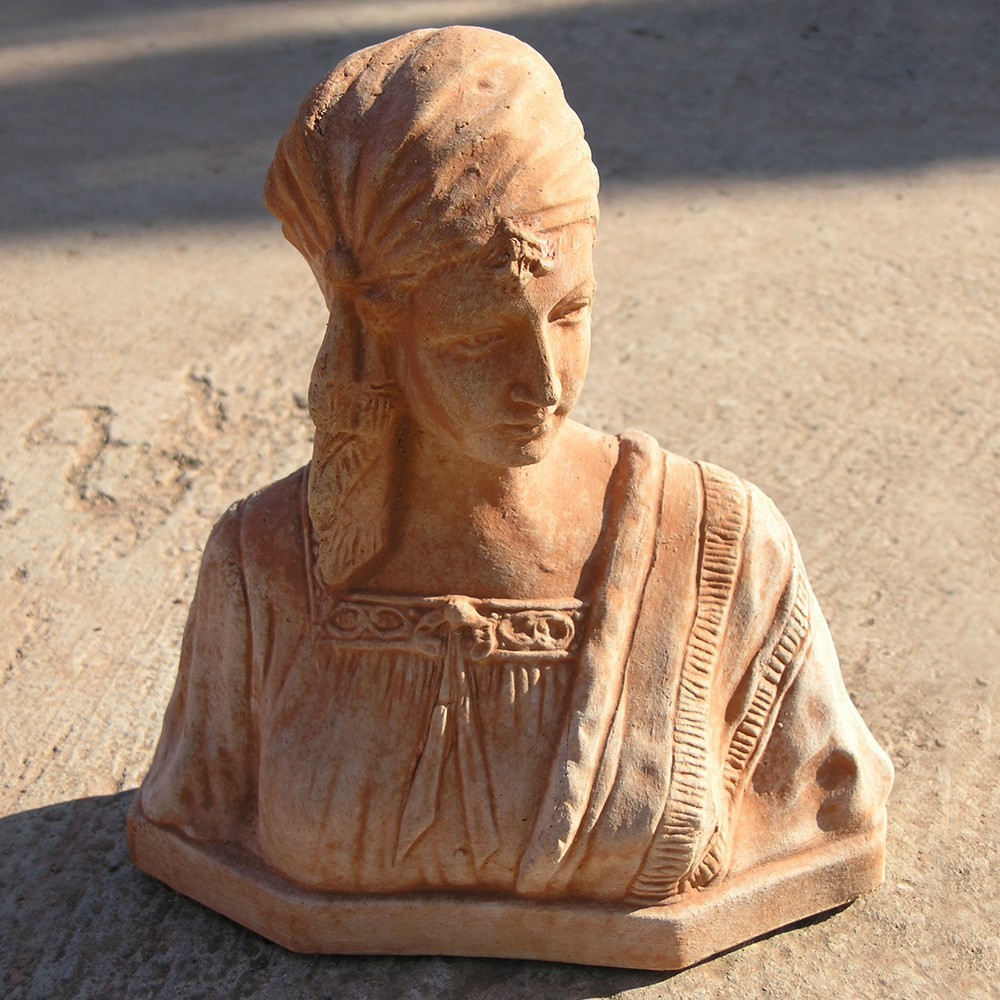 Classic decorative statue depicting the bust of a gypsy. Modeling made in high relief. Made by hand by master craftsmen, it freezes.