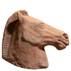 Cavallo, pannello decorativo provvisto di fori per appendere. Modellazione realizzata in alto rilievo. Fatto a mano con argilla di Impruneta, resistente al gelo.