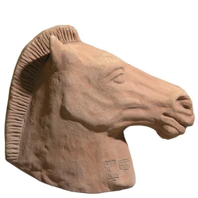 Cavallo, pannello decorativo provvisto di fori per appendere. Modellazione realizzata in alto rilievo. Fatto a mano con argilla di Impruneta, resistente al gelo.