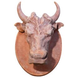 Rilievo in terracotta Mucca con testa di animale su base ovale per decorazione da parete