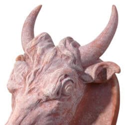 Rilievo in terracotta Mucca con testa di animale su base ovale per decorazione da parete