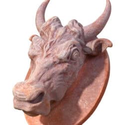 Rilievo in terracotta Mucca con testa di animale su base ovale per decorazione da parete