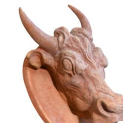 Rilievo in terracotta Mucca con testa di animale su base ovale per decorazione da parete