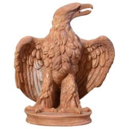 Scultura in terracotta Aquila con ali parzialmente spiegate su base circolare per decorazione classica