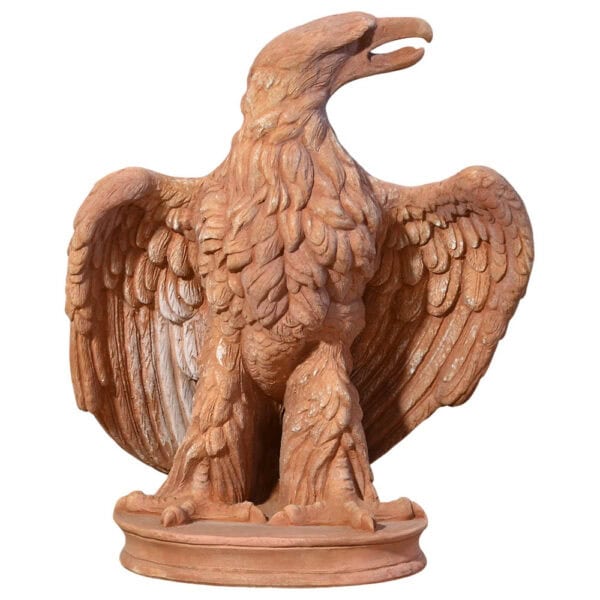 Scultura in terracotta Aquila con ali parzialmente spiegate su base circolare per decorazione classica