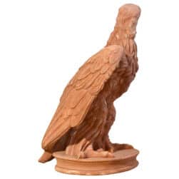 Scultura in terracotta Aquila con ali parzialmente spiegate su base circolare per decorazione classica