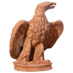 Scultura in terracotta Aquila con ali parzialmente spiegate su base circolare per decorazione classica