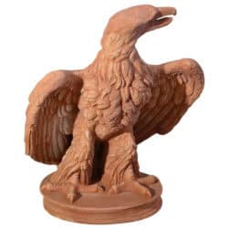 Scultura in terracotta Aquila con ali parzialmente spiegate su base circolare per decorazione classica