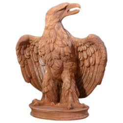 Scultura in terracotta Aquila con ali parzialmente spiegate su base circolare per decorazione classica