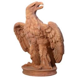 Scultura in terracotta Aquila con ali parzialmente spiegate su base circolare per decorazione classica