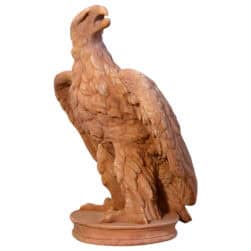 Scultura in terracotta Aquila con ali parzialmente spiegate su base circolare per decorazione classica