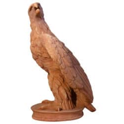 Scultura in terracotta Aquila con ali parzialmente spiegate su base circolare per decorazione classica