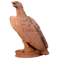 Scultura in terracotta Aquila con ali parzialmente spiegate su base circolare per decorazione classica