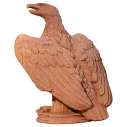Scultura in terracotta Aquila con ali parzialmente spiegate su base circolare per decorazione classica