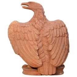 Scultura in terracotta Aquila con ali parzialmente spiegate su base circolare per decorazione classica