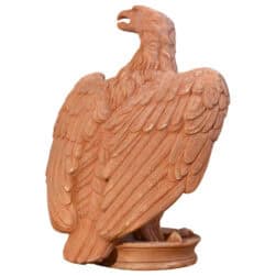 Scultura in terracotta Aquila con ali parzialmente spiegate su base circolare per decorazione classica