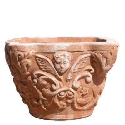 Vasetto a capitello decorato. Cassetta da fiori. Decori e festoni, a rilievo in stile classico dell’epoca del vaso. La buona traspirabilità della terracotta e l'isolamento termico, danno ottima salute alle radici e alle piante. Accessori: Sottocassetta, piedini. Realizzato a mano da maestri artigiani con argilla di Impruneta, resistente al gelo.