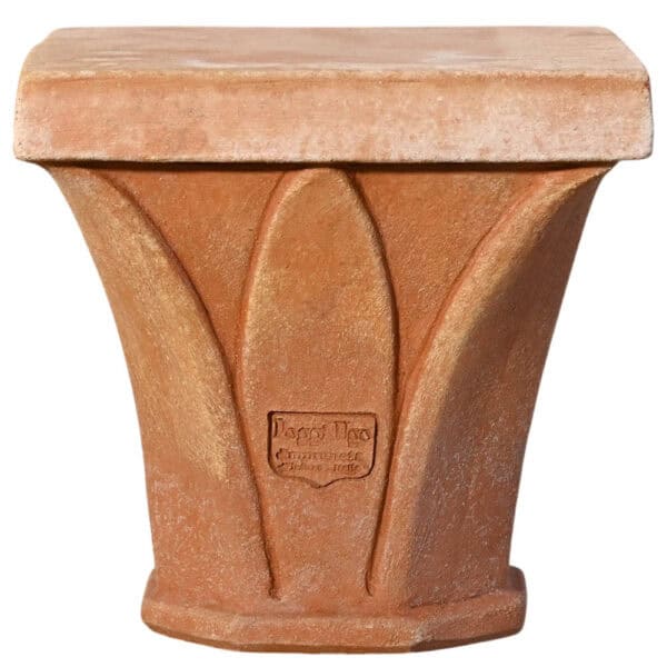 Capitello in terracotta con motivo a foglie lanciolate per uso architettonico e decorativo