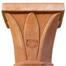 Capitello in terracotta con motivo a foglie lanciolate per uso architettonico e decorativo