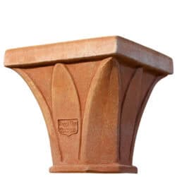Capitello in terracotta con motivo a foglie lanciolate per uso architettonico e decorativo