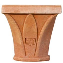 Capitello in terracotta con motivo a foglie lanciolate per uso architettonico e decorativo