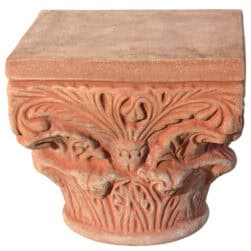 Capitello Bizantino in terracotta con motivo vegetale stilizzato per decorazione architettonica