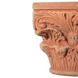 Capitello Bizantino in terracotta con motivo vegetale stilizzato per decorazione architettonica
