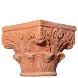 Capitello Bizantino in terracotta con motivo vegetale stilizzato per decorazione architettonica