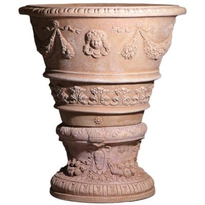 Vaso decorato con bambina e nastri e Base medicea. Impreziosisce l’arredo ed è adatto per essere piantato. I decori a rilievo sono realizzati nelle giuste proporzioni dell’articolo. Realizzato a mano da maestri artigiani con argilla di Impruneta, resistente al gelo.