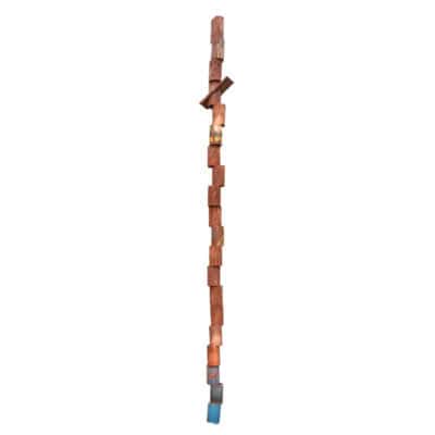 Totem artistico di forma lineare alta e snella. Elegante forma realizzata con moduli in terracotta di design. resistente al gelo.