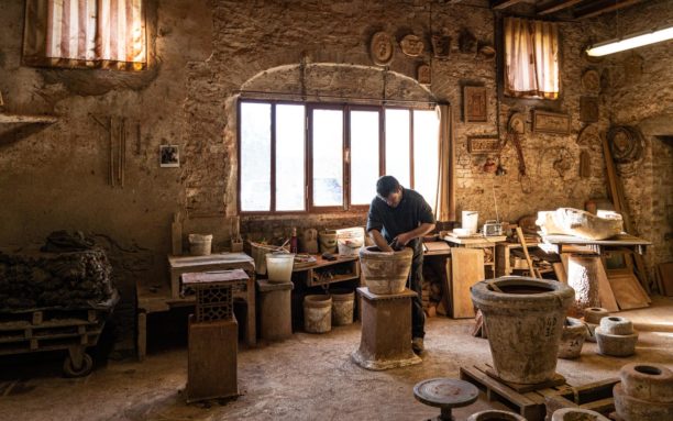 Artigiano che lavora la terracotta nella fornace di Poggi Ugo