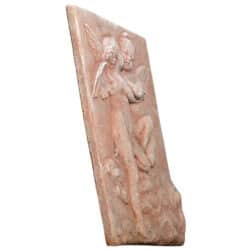 Pannello in terracotta con due figure alate in rilievo ispirato al Primo Bacio di Bouguereau