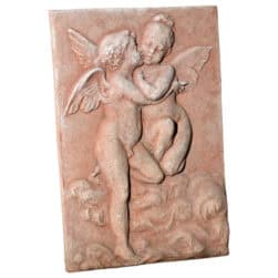 Pannello in terracotta con due figure alate in rilievo ispirato al Primo Bacio di Bouguereau
