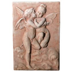 Pannello in terracotta con due figure alate in rilievo ispirato al Primo Bacio di Bouguereau