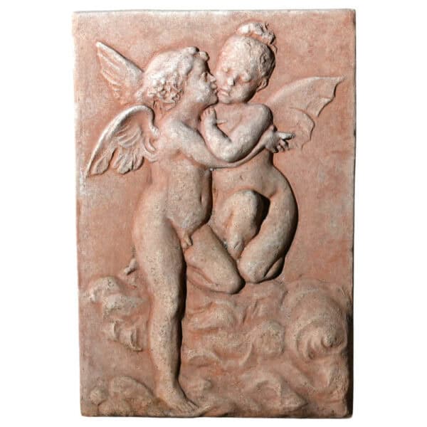 Pannello in terracotta con due figure alate in rilievo ispirato al Primo Bacio di Bouguereau