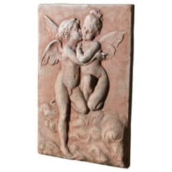 Pannello in terracotta con due figure alate in rilievo ispirato al Primo Bacio di Bouguereau