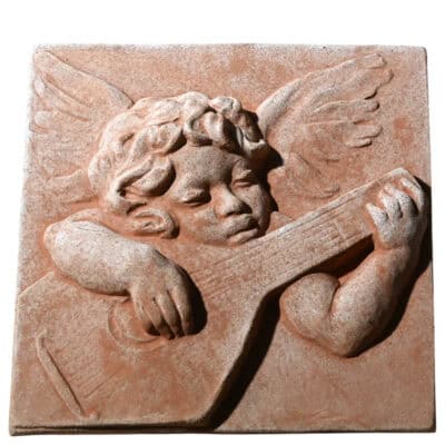 Pannello in terracotta con angelo alato che suona uno strumento a corde, rilievo artistico stile rinascimentale