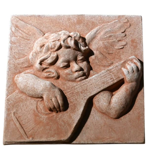 Pannello in terracotta con angelo alato che suona uno strumento a corde, rilievo artistico stile rinascimentale