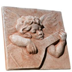 Pannello in terracotta con angelo alato che suona uno strumento a corde, rilievo artistico stile rinascimentale