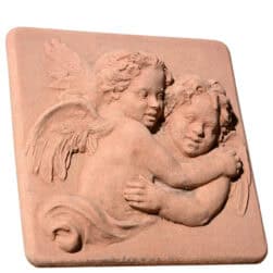 Rilievo in terracotta Angeli Abbracciati con due angeli in abbraccio, ispirato a G. Paolo Cavagna, decorazione da parete