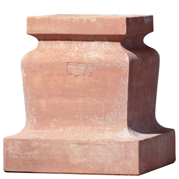 Solida base in terracotta per rialzare statua, alzata, cache-pot, vaso. Basamento di media altezza molto robusto. Non teme il gelo. Sezione quadrata.
