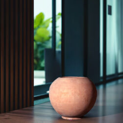 Vaso Marte a sfera per piante. Adatto come portavaso. Elegante forma a palla per impiego interno e esterno. Vaso stile moderno in terracotta di Impruneta particolare per arredo. Design contemporaneo e semplice.