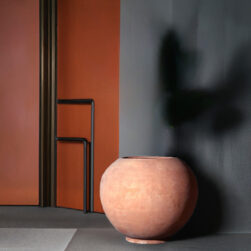 Vaso Marte a sfera per piante. Adatto come portavaso. Elegante forma a palla per impiego interno e esterno. Vaso stile moderno in terracotta di Impruneta particolare per arredo. Design contemporaneo e semplice.