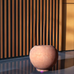 Vaso Marte a sfera per piante. Adatto come portavaso. Elegante forma a palla per impiego interno e esterno. Vaso stile moderno in terracotta di Impruneta particolare per arredo. Design contemporaneo e semplice.