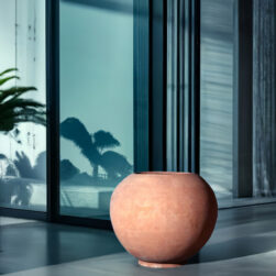 Vaso Marte a sfera per piante. Adatto come portavaso. Elegante forma a palla per impiego interno e esterno. Vaso stile moderno in terracotta di Impruneta particolare per arredo. Design contemporaneo e semplice.