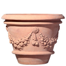 Vaso decorato per piante. I decori a rilievo sono lo rendono adatto ad ambienti e arredi classici o storici. Fatto a mano, resistente al gelo.